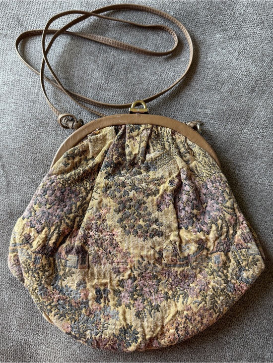 Vintage Handbags - VINTAGE Daffodil Tapestry Style Bag
